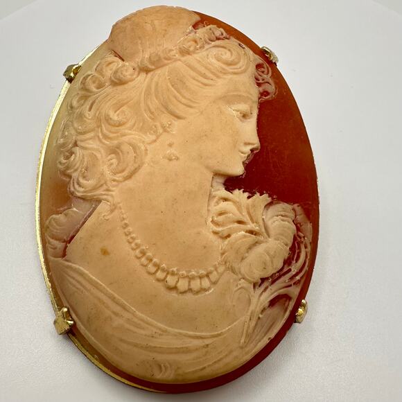 Vintage large hyper realistic plastic resin cameo gold tone oval brooch - Picture 3 of 9